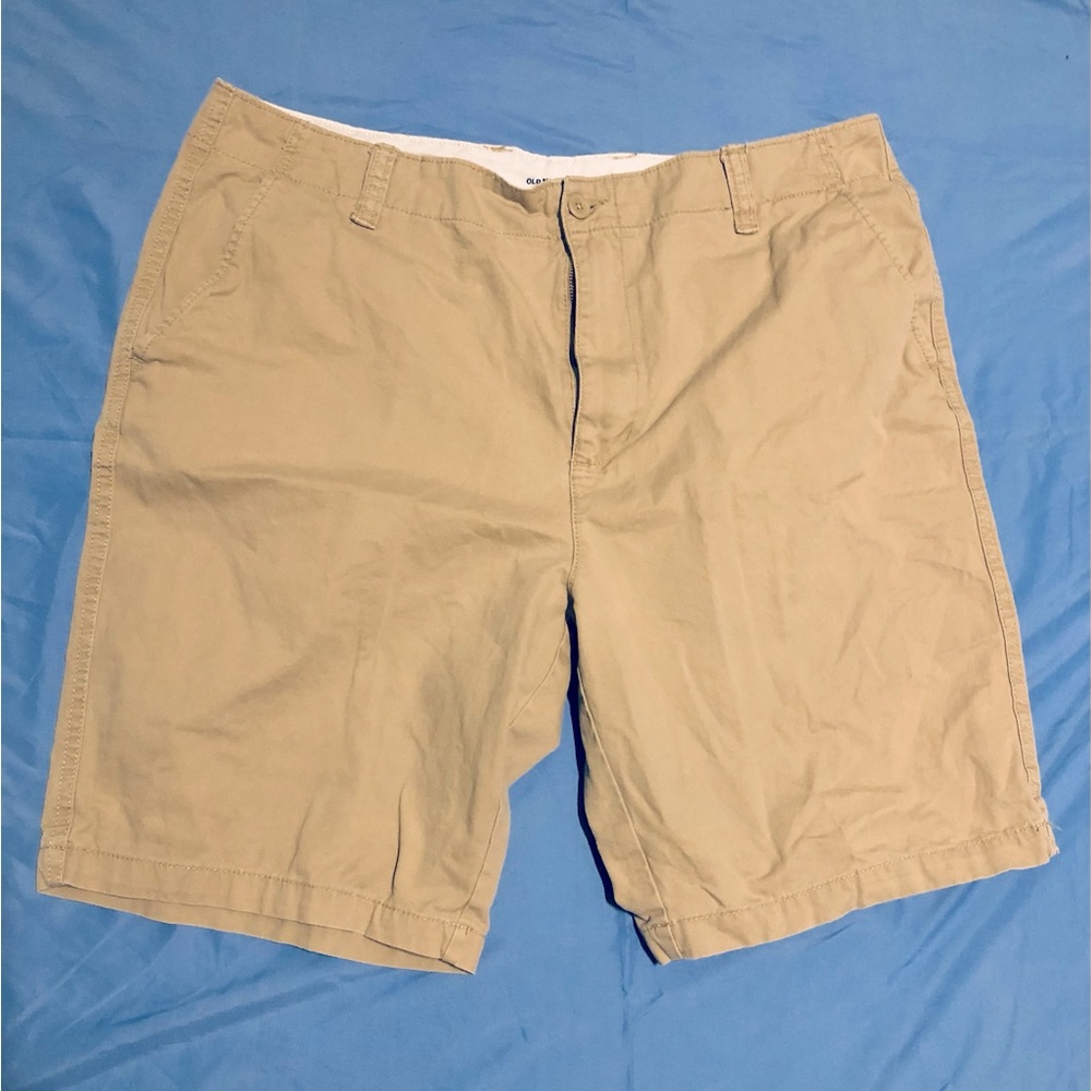 Men’s khaki shorts